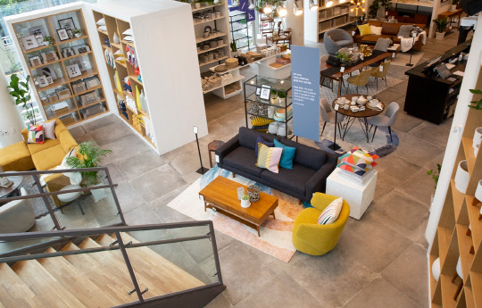 부산광역시 수영구에 위치한 리바트 부산전시장 1층 전경 <현대백화점 제공>